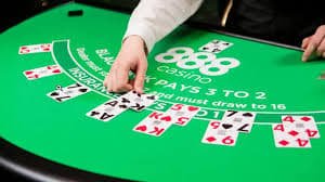 Tampilan meja baccarat langsung dengan dealer profesional di studio doajitu